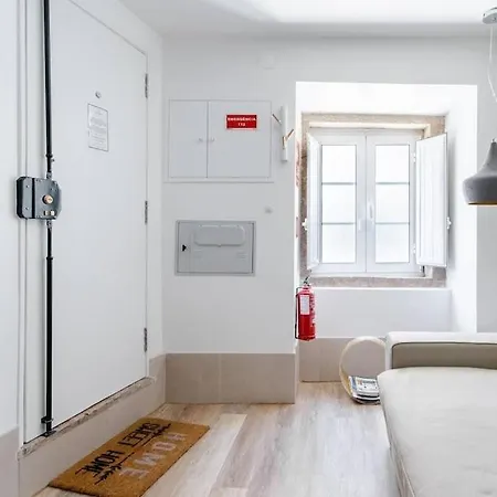 Apartament With Terrace In Historic Grace Building With Free Mobile Wifi Lizbona