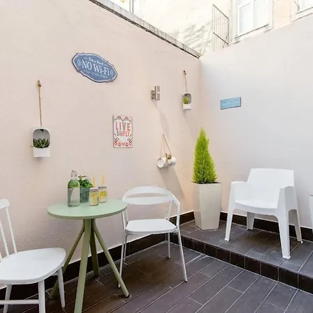 With Terrace In Historic Grace Building With Free Mobile Wifi Lizbona