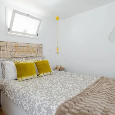 Lejlighed With Terrace In Historic Grace Building With Free Mobile Wifi *