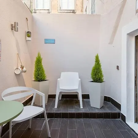 With Terrace In Historic Grace Building With Free Mobile Wifi *